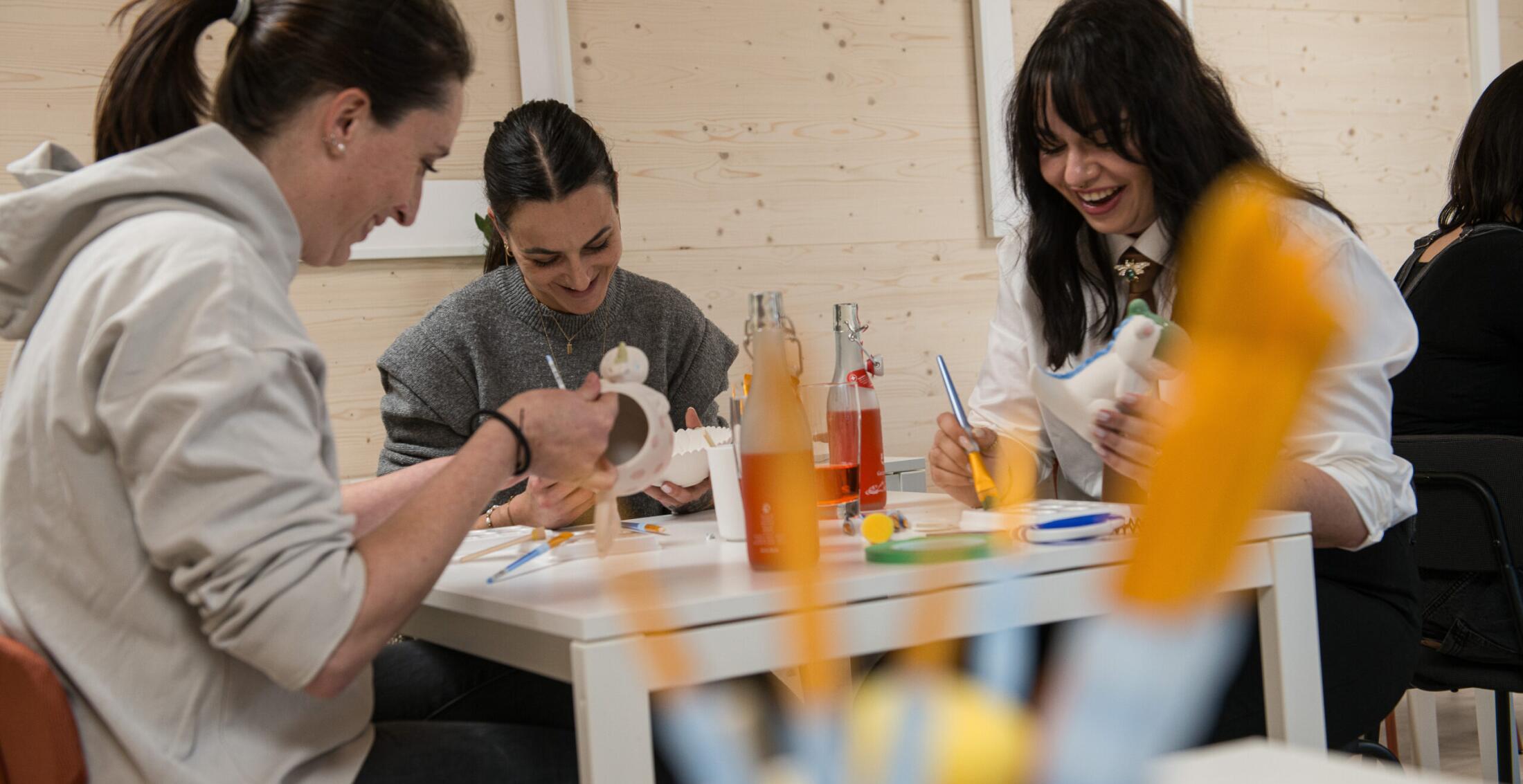 3 personnes lors de l'activité céramique et café à l'Entrepôt Bulle